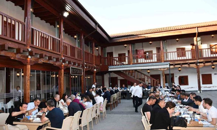 Vezirköprü’de tayini çıkan hakim ve savcılara veda programı