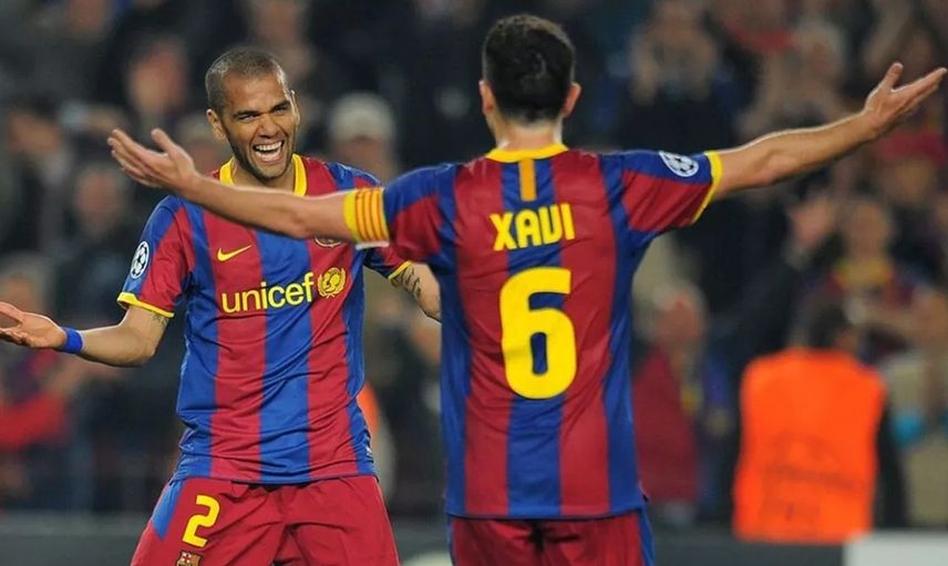 Xavi Hernandez Dani Alves'i Barcelona'ya Transfer Ediyor!