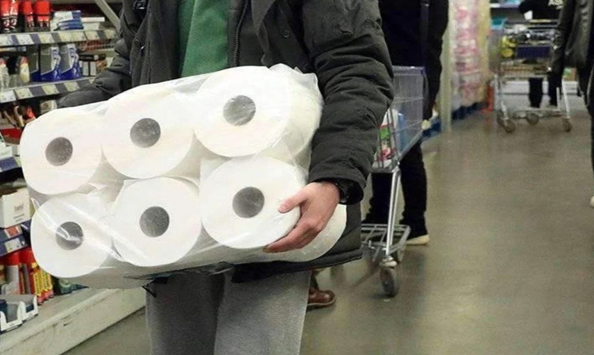 XL tuvalet kağıdının fiyatı ortalığı karıştırdı! Millet market önünde izdiham yarattı