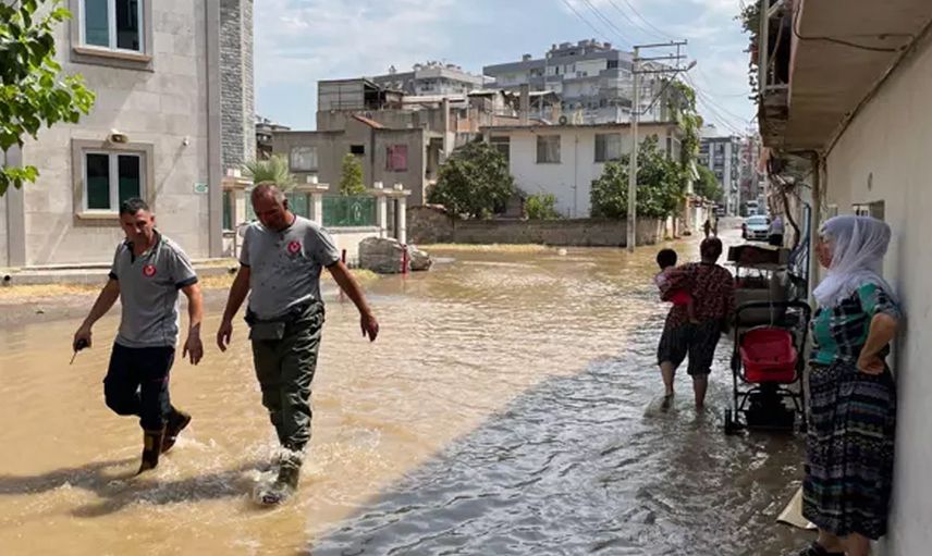 Yağmur yağmadan evleri su bastı: İzmir’de sokaklar yine göle döndü