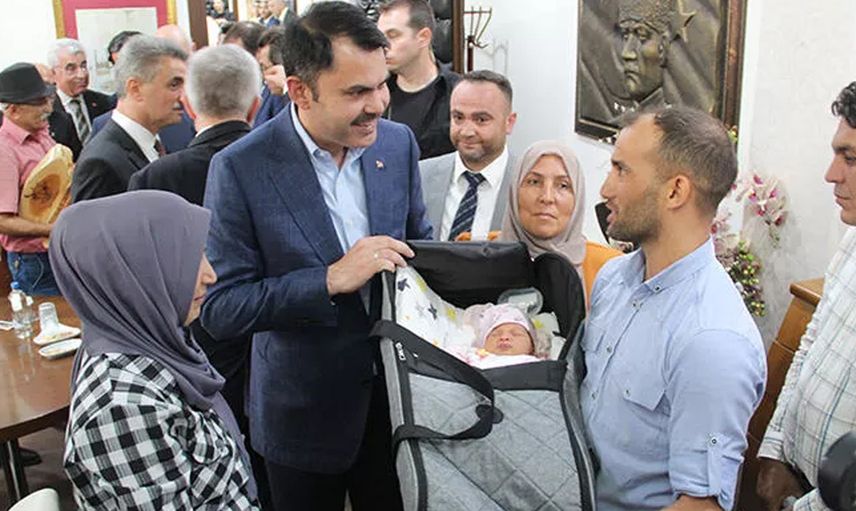 Yangında evini kaybeden vatandaşlar yeni evlerine kavuştular! Yangında evleri yanan anne-baba 10 günlük bebeği ile birlikte Bakan Kurum'a teşekkür etti