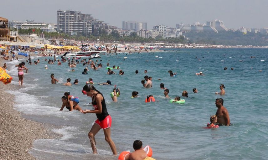 Yangınların Ardından Tekrar Canlanan Antalya'nın Konyaaltı Plajında Oturacak Yer Kalmadı