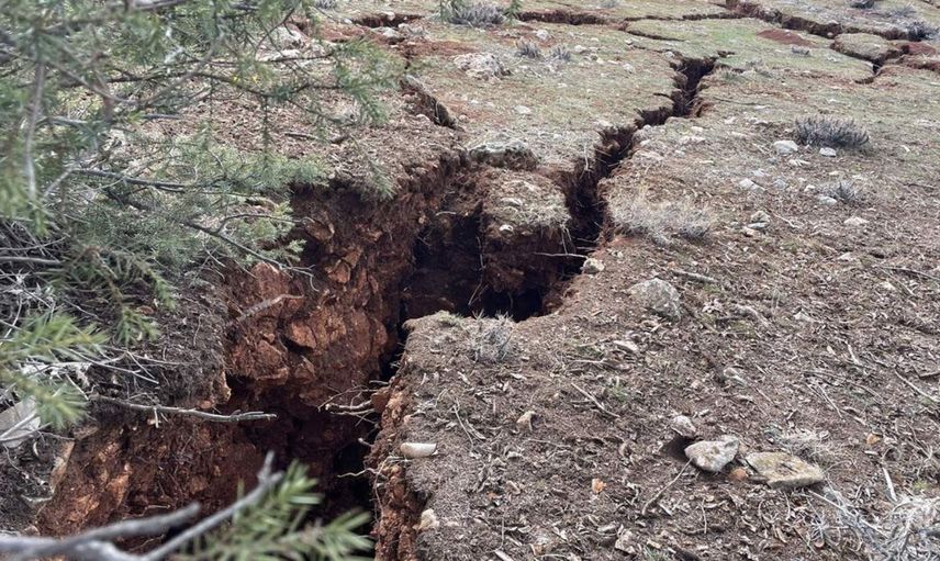 Yanından geçenler dehşete düştü: Deprem uzmanı Sözbilir yarıkların nedenini açıkladı