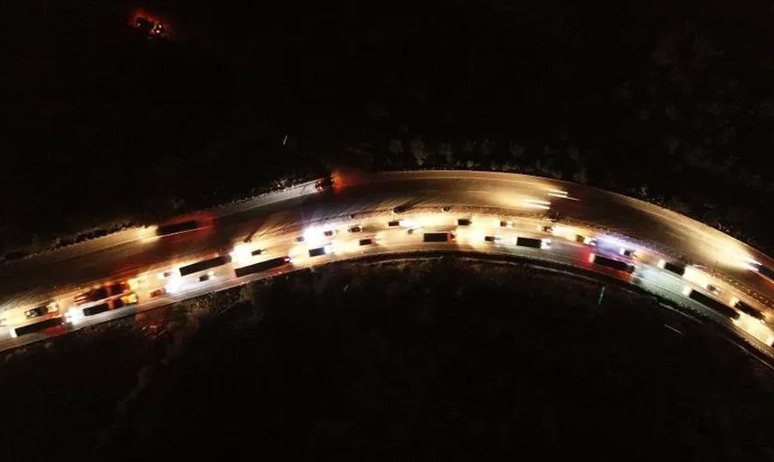 Yardım tırları kilometrelerce kuyruk oluşturdu: Türkiye tek yürek oldu