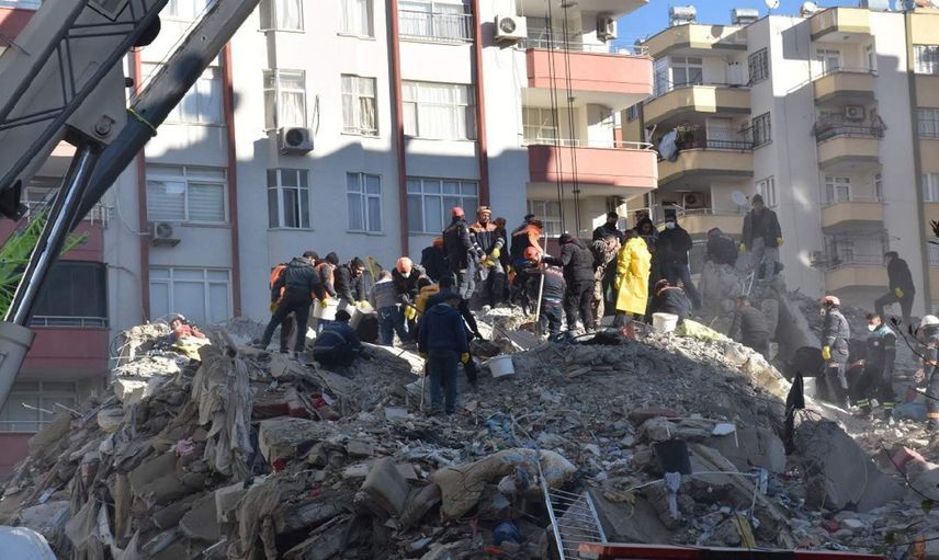 Yaşlı adam ayaklarına sardı: Hatay’da 72 saat sonra gelen mucize