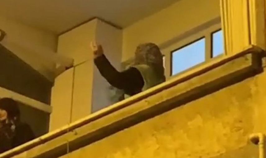 Yaşlı Teyze Evinin Balkonundan Asker Eğlencesine Dansla Katıldı! İşte O Görüntüler