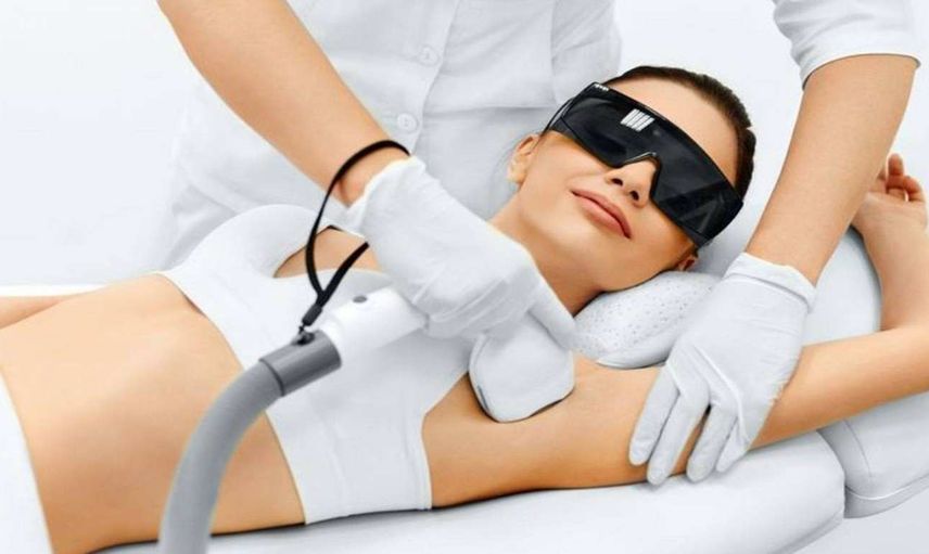 Yaz aylarında lazere gidilir mi? Yaz mevsimi epilasyon yapılır mı? Güneşlenmek epilasyon lazer epilasyon için zararlı mı, iz bırakır mı?