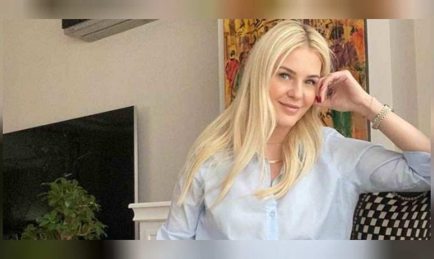 Yaz sezonunu pembe mayosuyla açan Emine Ün güzelliği ile herkesi büyüledi! 44 yaşındaki Emine Ün yorum yağmuruna tutuldu!