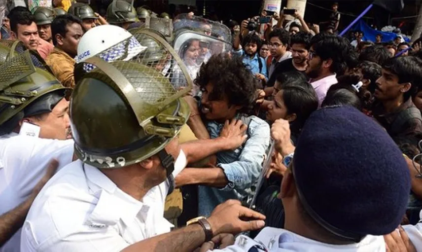 Yeni Delhi'deki Protestolarda Öğrencilere Gözaltı