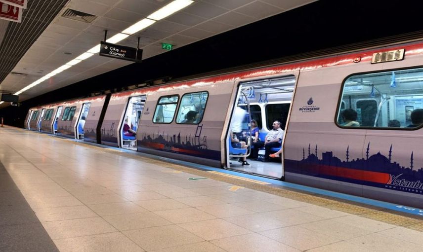 Yenikapı-Hacıosman metro seferleri aksadı: Yolcular ray kenarlarından yürüyerek istasyonlara gitti