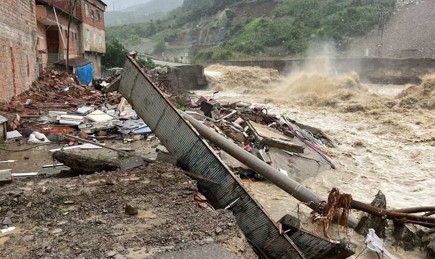 Yetkililerden sel felaketine karşı peş peşe uyarı geldi: Binlerce kişi tahliye edilmeye başlandı