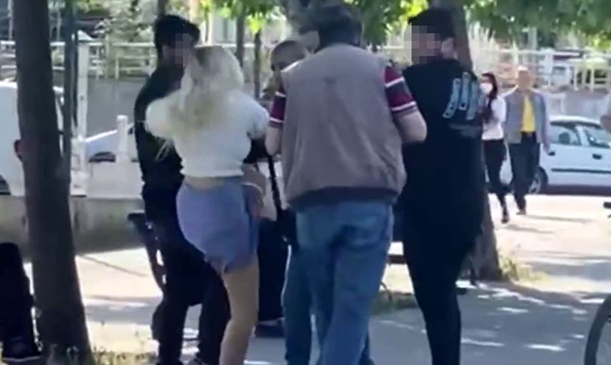 Yine telefon skandalı bu sefer Beylikdüzü'nde! Fotoğrafını çeken şahsı dövdü
