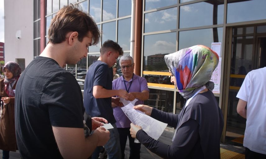 YKS Maratonu Başladı: 2,4 Milyon Aday TYT’de Ter Döküyor