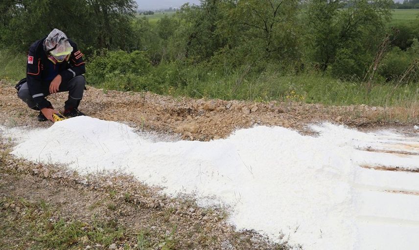 Yol Kenarına Dökülen Beyaz Toz Ekipler Tarafından İncelemeye Alındı