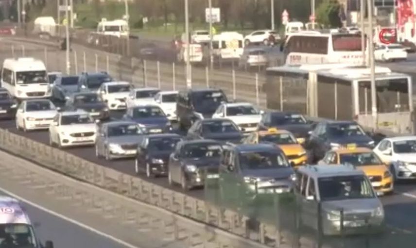 Yola çıkacaklar dikkat! Okul ve bayram tatili bitişi trafiği felç etti