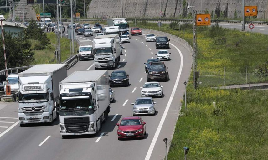 Yollarda bayram trafiği başladı: Kilometrelerce kuyruk oluştu