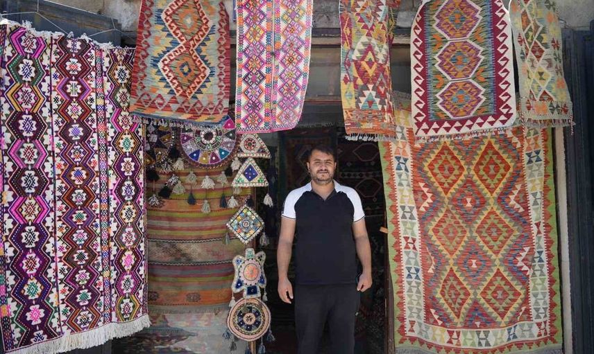 Yörük köylerinden toplanan el dokuma halı ve kilimler Gaziantep’te yeniden hayat buluyor