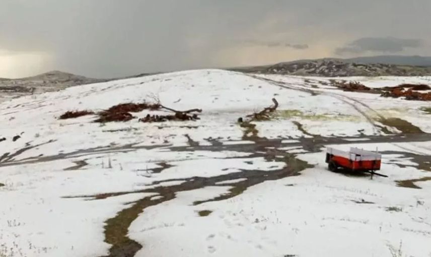 Yozgat'ta mevsim kışa döndü! 50 cm dolu yağdı, hayat durma noktasına geldi