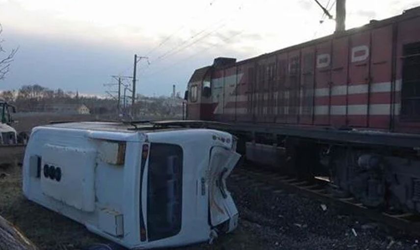 Yük treni ile işçileri taşıyan servis çarpıştı! Bölgeye sağlık ekipleri sevk edildi, çok sayıda yaralı var!