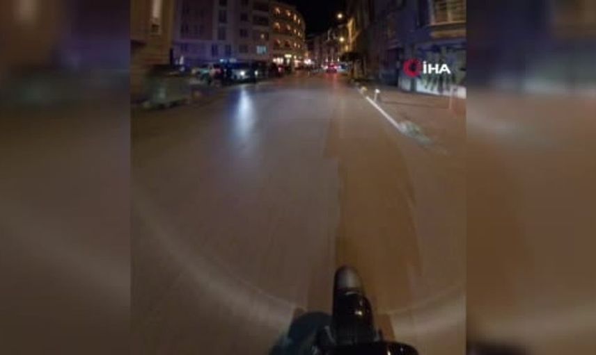 Yüksek sesle müzik dinleyen kişinin sokaktaki yürüyüşü tepkilere yol açtı