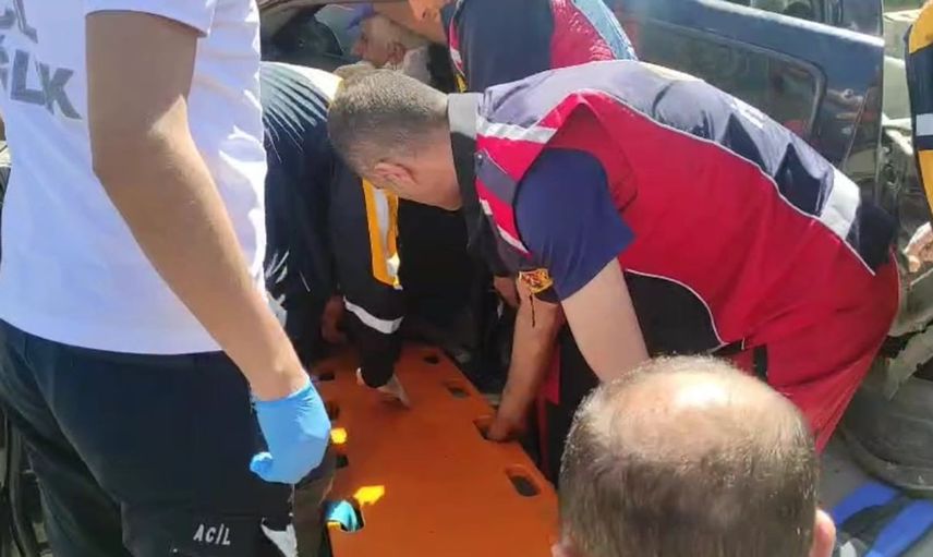 Yüksekova'da Hafif Ticari Araç ile Vinç Çarpıştı