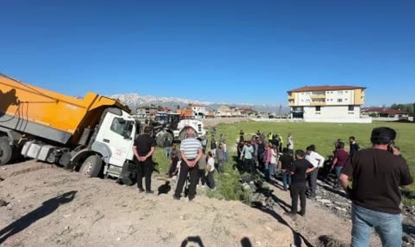 Yüksekova'da yolcu minibüsü ile kamyon çarpıştı: 2 ölü, 3 yaralı