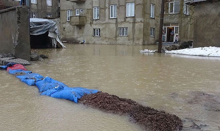 Yüksekova'yı Sel Bastı; Evler Su Altında Kaldı