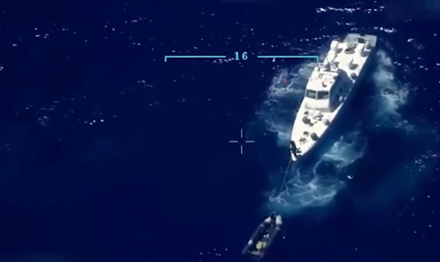 Yunan inkar etti Türk İHA’sı yakaladı! Göçmenleri Marmaris açıklarına geri ittiği ve içinde düzensiz göçmenlerin bulunduğu lastik kameralara kaydedildi