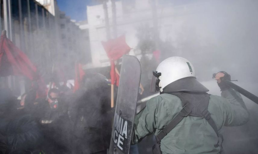 Yunanistan'da kazan kaynıyor! Öğrenciler ve polisler birbirine girdi