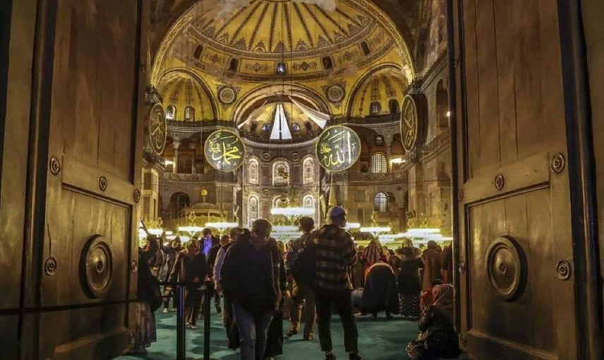 Yunanistan’dan skandal Ayasofya ifadeleri: Müslümanlar duvarlarını yiyor
