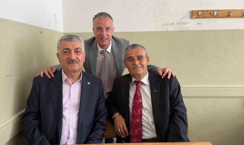Yunusemre Mezunları 42 Yıl Sonra Aynı Sırada Buluştu