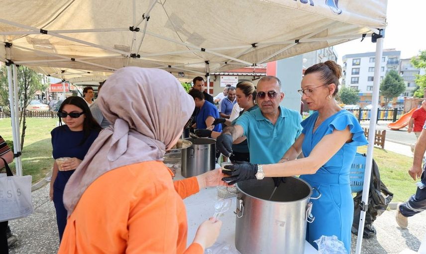 Yunusemre'de aşure dağıtımları mahalle mahalle devam ediyor