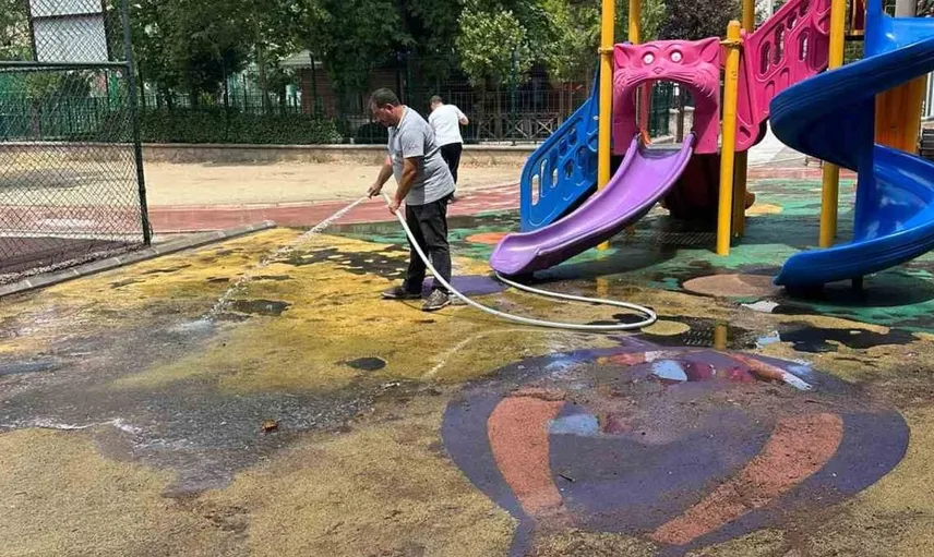 Yunusemre'de çocuk parkları pırıl pırıl oluyor