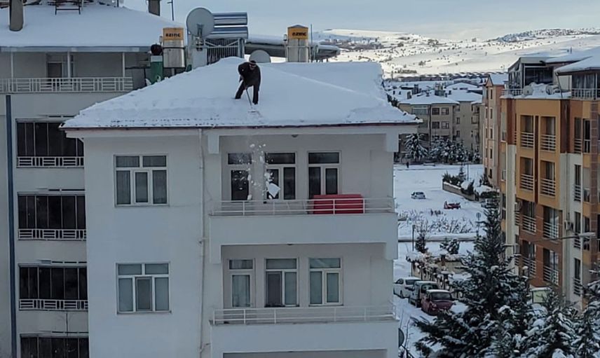 Yürekleri Ağza Getiren O Görüntüler: Hiçbir Önlem Almadan Çatıdaki Karları Temizledi