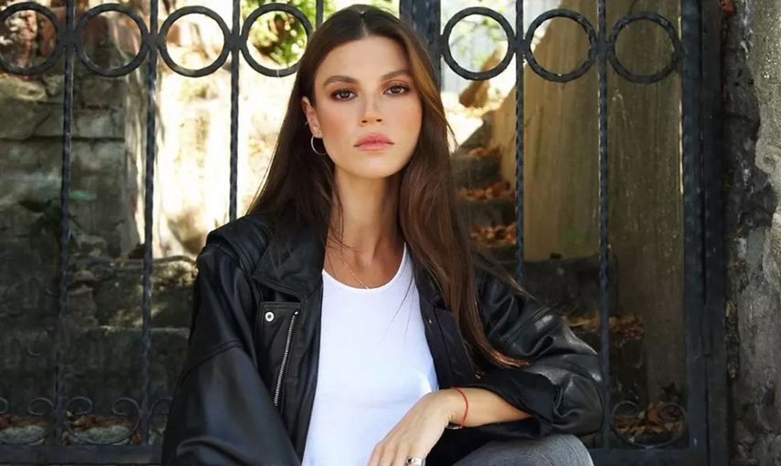 Yüsra Geyik son pozlarıyla sosyal medyanın diline düştü! Sütyen üstüne ceket giyen güzel oyuncuyu takipçileri tiye aldı