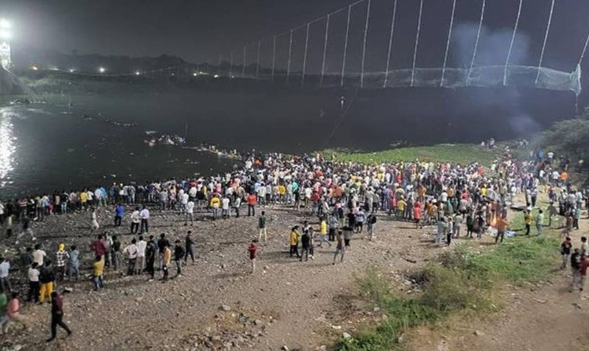 Yüzlerce kişi üzerindeyken köprü çöktü: En az 132 kişi hayatını kaybetti