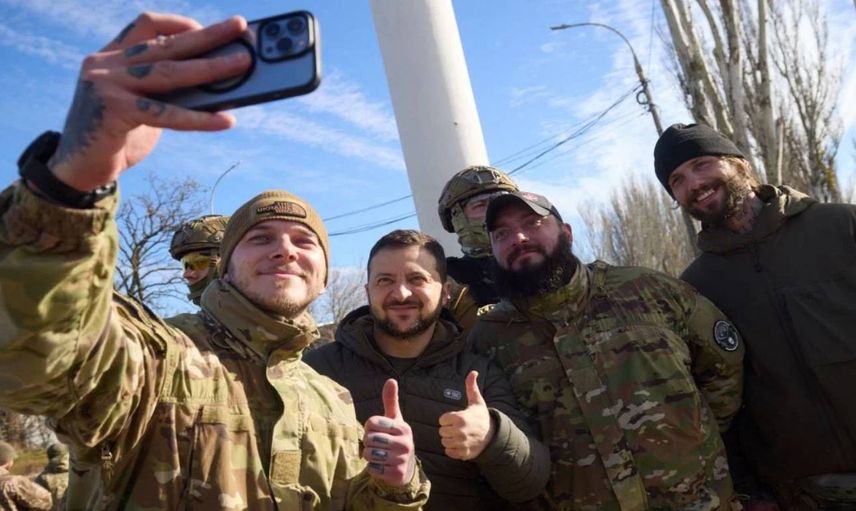 Zelenskiy’den sürpriz Herson ziyareti: Askerlerle fotoğraf çektirdi