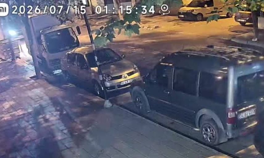 Zincirleme kaza anı kamerada: Olay yerini terk eden sürücü aranıyor