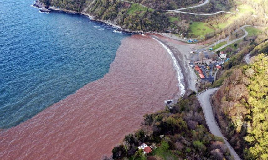 Zonguldak'ta Denizin Rengi Çamura Döndü