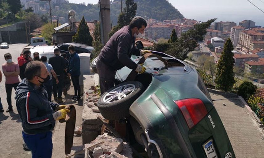 Zonguldak’ta Kontrolden Çıkan Otomobil Duvara Çarptı