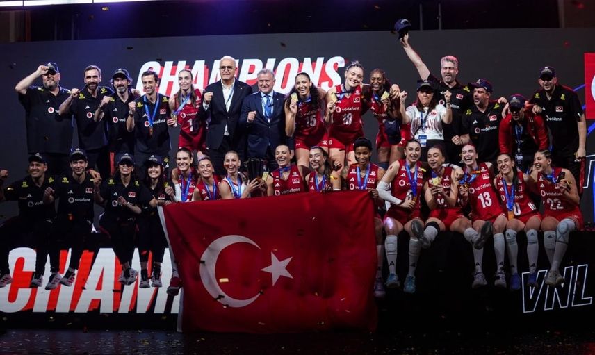 Milletler Ligi Şampiyonu Filenin Sultanları yurda döndü