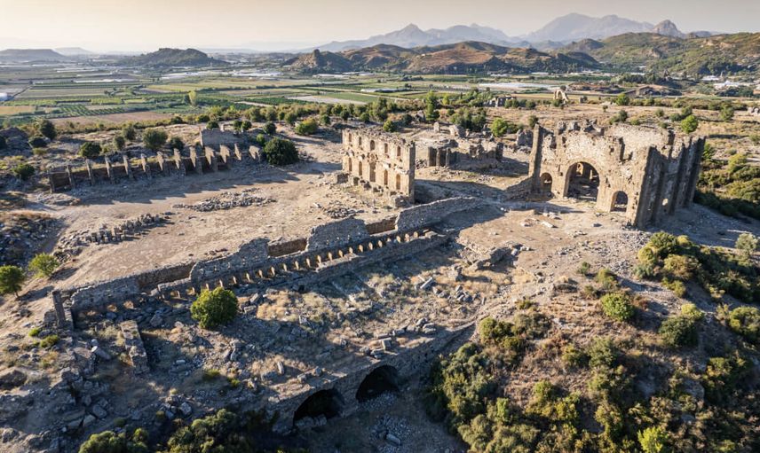 Bakan Ersoy'dan Aspendos'taki 2 bin yıllık Tiyatro Caddesi'ne ilişkin paylaşım