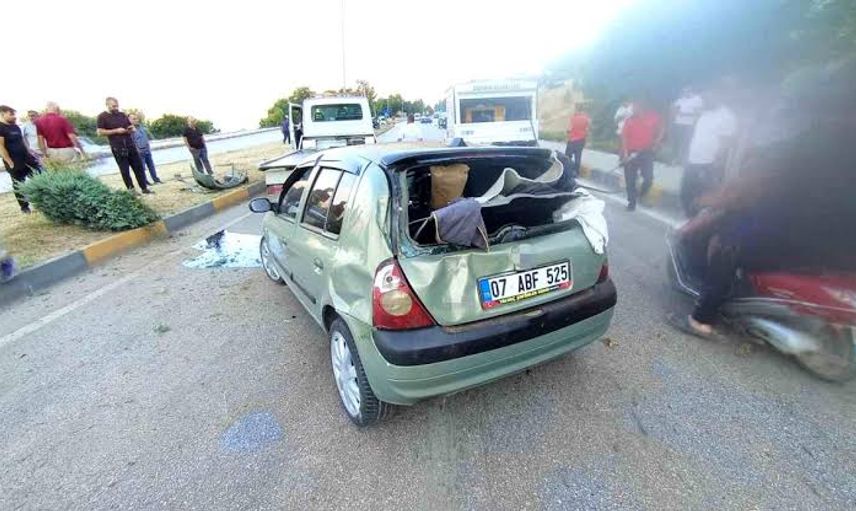 Eğirdir'de kamyonete çarpan otomobil karşı şeride geçti: 2 yaralı