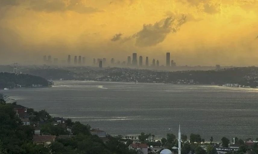 İstanbul’da fırtına alarmı! Çatılar uçtu, ağaçlar devrildi, kentte hayat felç oldu