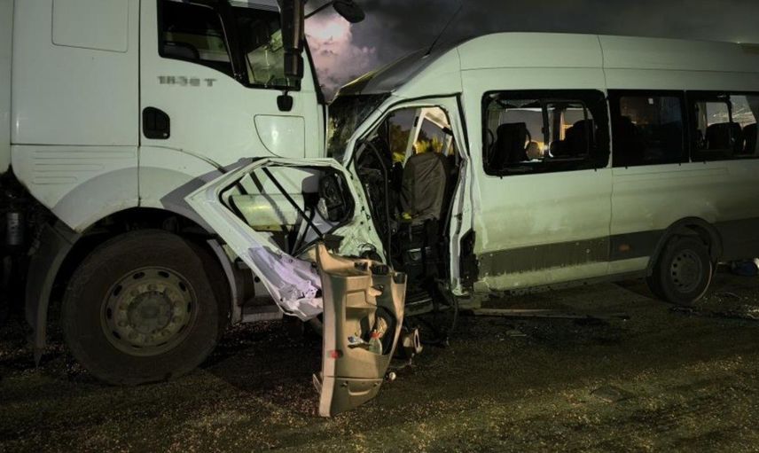 Hatay’da işçi servisi ile tır çarpıştı: 1 ölü, 15 yaralı