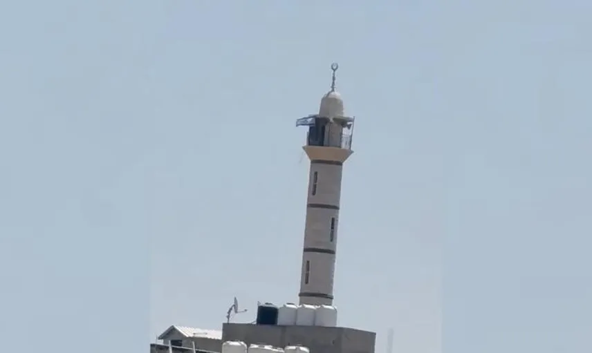 Batı Şeria’da tepki çeken görüntü: Cami minaresine İsrail bayrağı asıldı