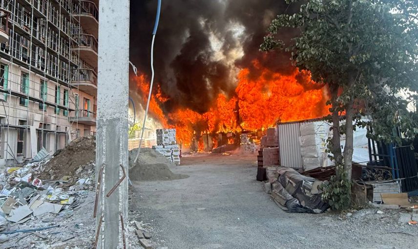 Tuzla’da işçi konteynerleri alevlere teslim oldu