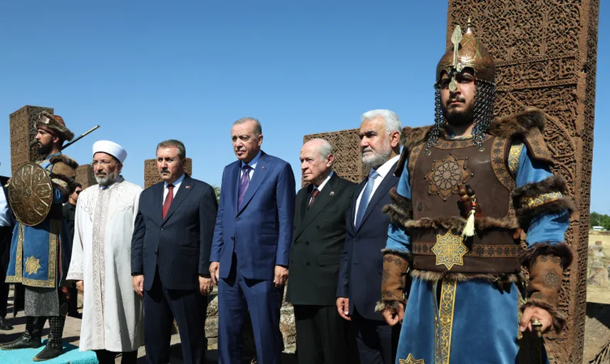 Cumhurbaşkanı Erdoğan'dan Ahlat'a Tarihi Ziyaret: Liderler Selçuklu Mezarlığı'nda Buluştu