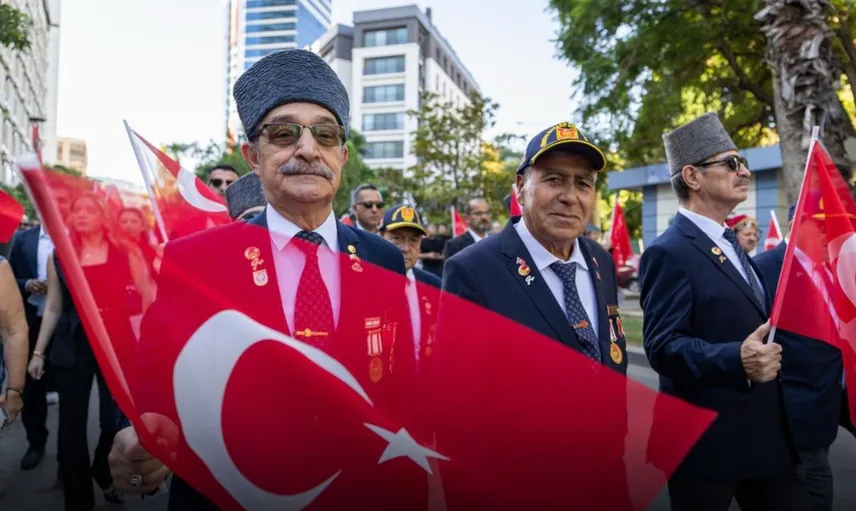 İzmir'in kurtuluşunun 104'üncü yılında tarihi güzergâhta zafer yürüyüşü