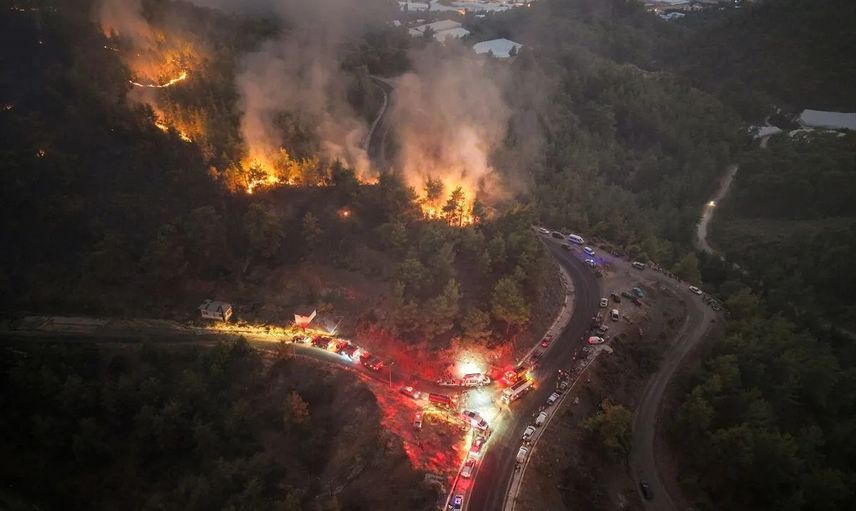 Antalya'da geniş alana yayılan orman yangını büyük ölçüde kontrol altına alındı